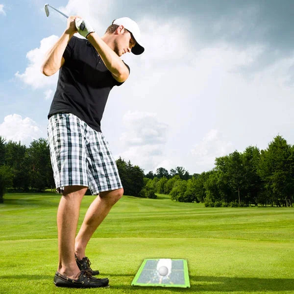 Alfombrilla de golf duradera con detección de divot para analizar el swing y corregir la trayectoria del golpe.