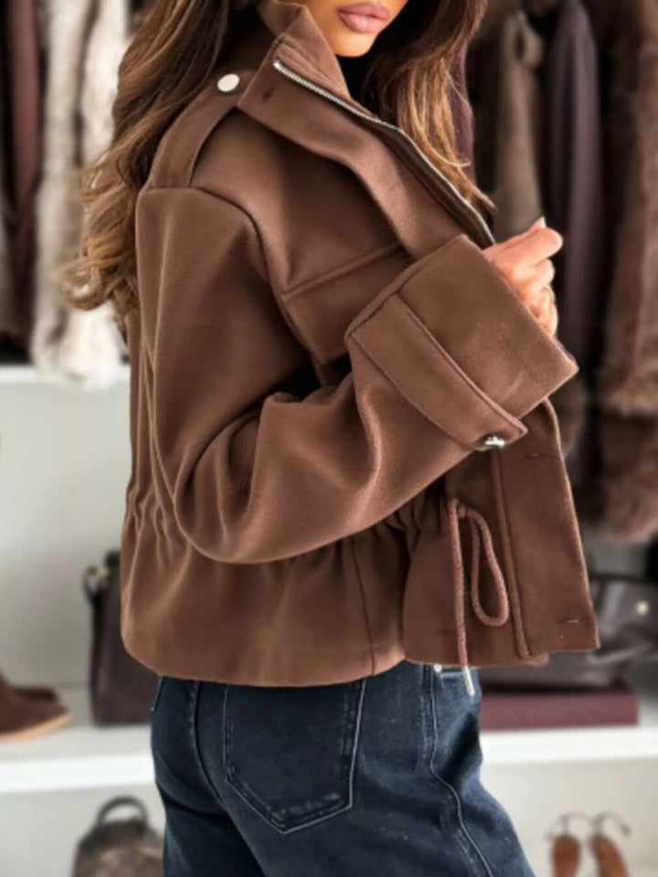 Chaqueta-abrigo casual ligera de mujer, con botones y cordón ajustable. Ideal para cualquier ocasión.