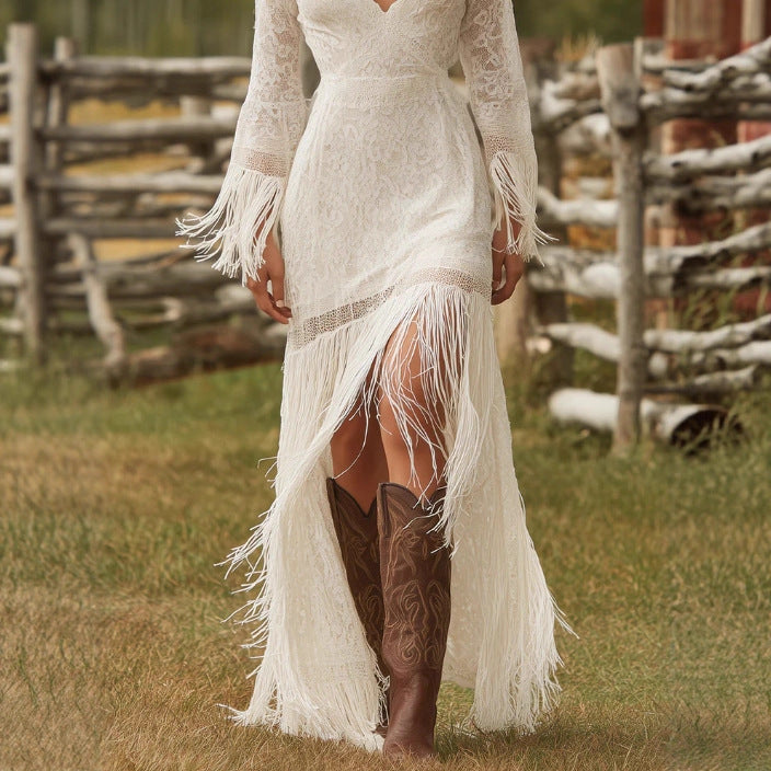 Vestido largo de encaje y flecos estilo boho, perfecto para mujer invitada a boda o fiesta de otoño.