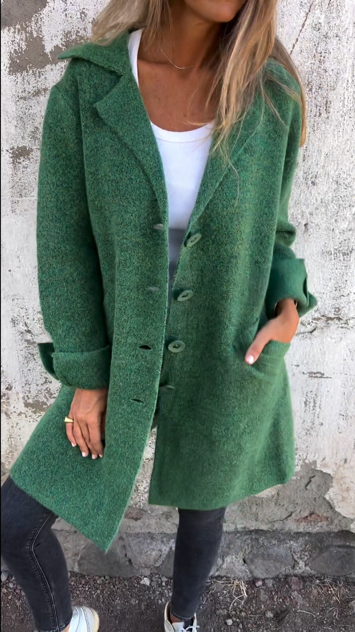 Elegante abrigo de mujer con botones, versátil para looks casuales y formales de otoño-invierno.