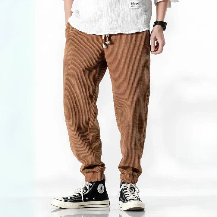 Hombre vistiendo pantalones modernos de estilo casual. Combinan confort y elegancia para looks de otoño e invierno.