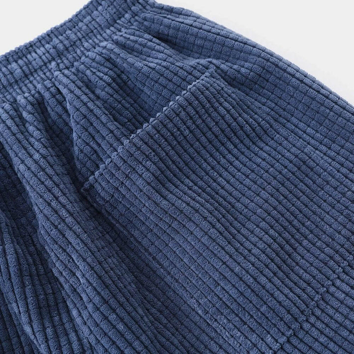 Pantalones marrones modernos para hombre. Confortables y con diseño elegante, ideales para vestuario casual de temporada.
