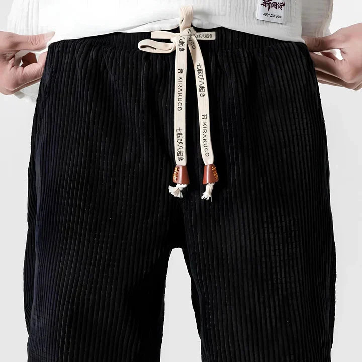 Pantalones de moda masculina. Estilo moderno, versátil y cómodo, esenciales para el guardarropa de hombre contemporáneo.