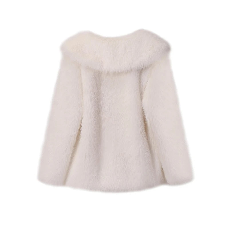 Abrigo de mujer, diseño atemporal. Lujo y calidez para el invierno. Moda femenina.
