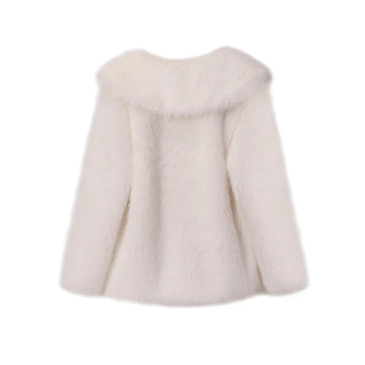 Abrigo de mujer, diseño atemporal. Lujo y calidez para el invierno. Moda femenina.