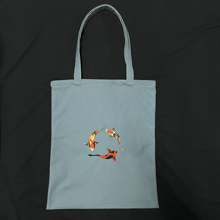 Bolso de lona para mujer con diseño de pez koi bordado. Bolso diario casual, ligero y con estilo, color verde azulado.