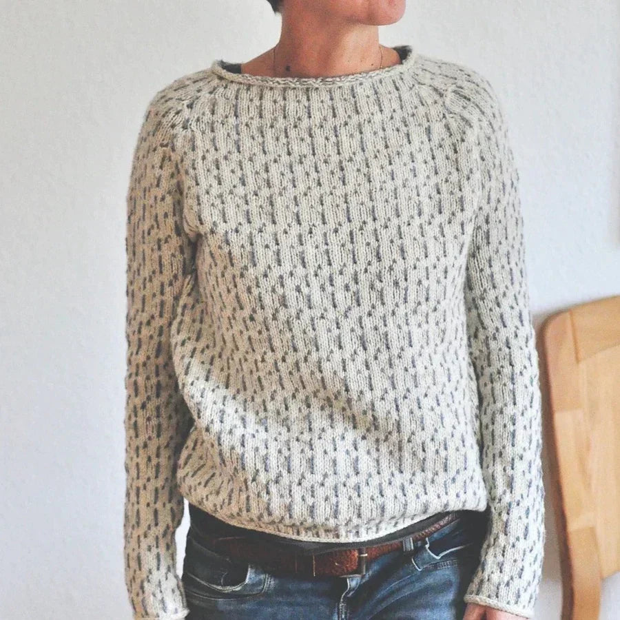 Jersey acogedor de punto estructurado para mujer, color gris, con elegante escote barco. Moda de invierno.
