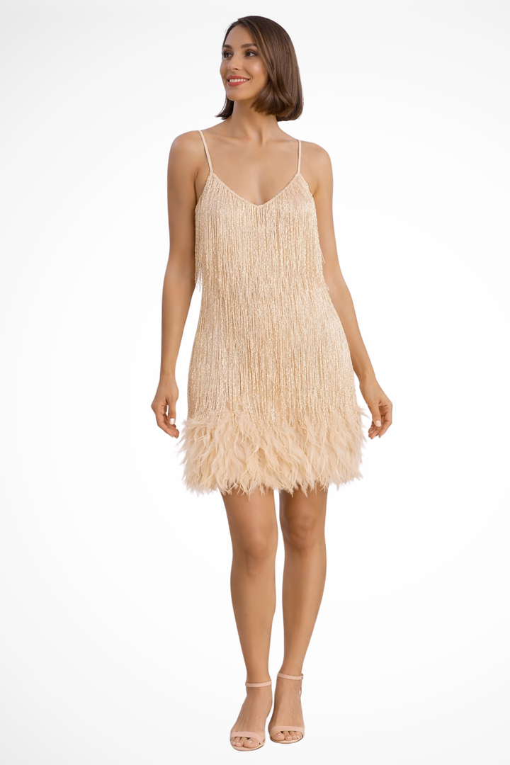 Diseño de vestido de cóctel con flecos para mujer, destacando la moda y la gracia en fiestas elegantes.