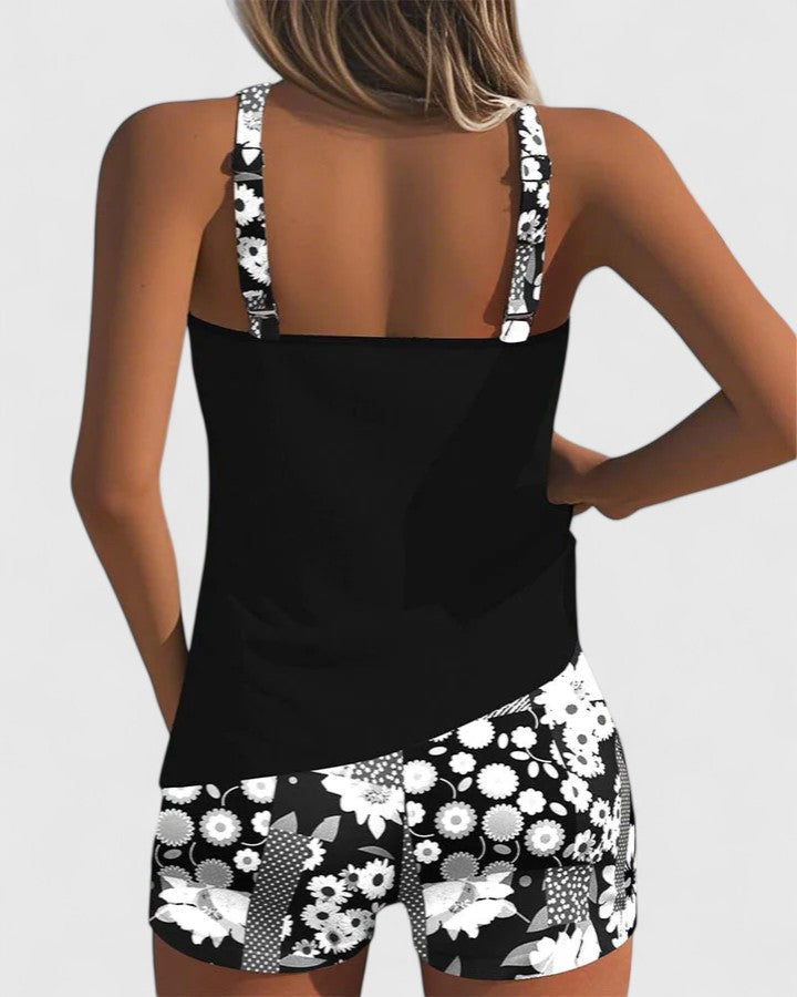 Traje de baño tankini de mujer, top liso y shorts florales coloridos. Estilo deportivo para el verano.