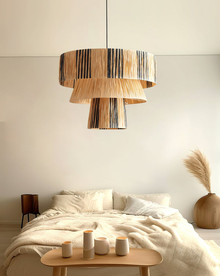 Iluminación decorativa: lámpara colgante de rafia rayada, crea un ambiente cálido.
