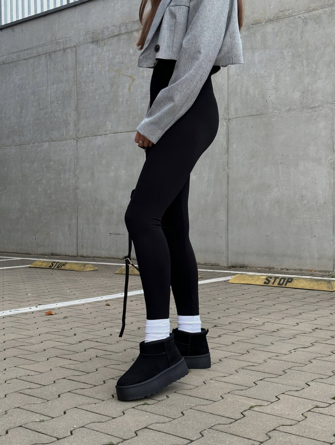 Elegantes botines de plataforma negros para mujer, suela gruesa. Calzado invernal con toque chic.