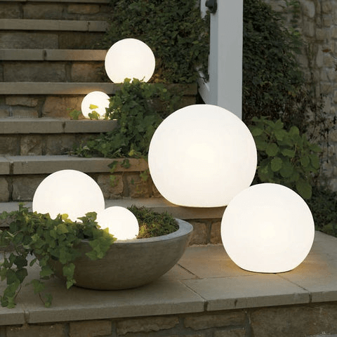 Iluminación solar LED esférica para jardín. Lámpara exterior decorativa de bajo consumo.