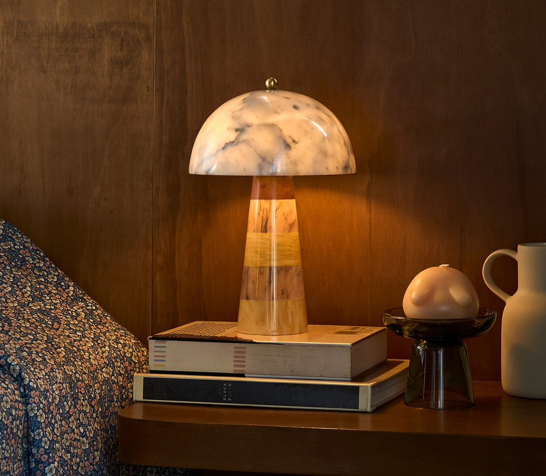 Lámpara de mesa de mármol de lujo, veteado orgánico, iluminación ambiente para cualquier estancia.