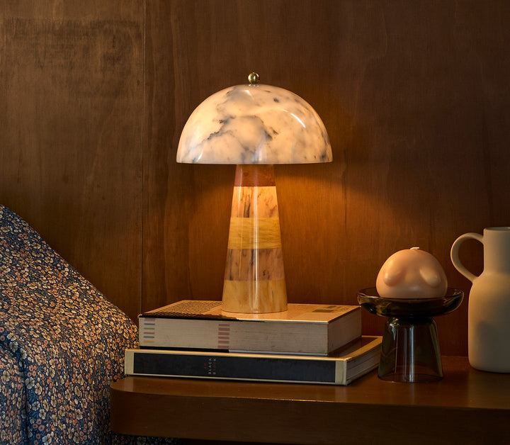 Lámpara de mesa de mármol de lujo, veteado orgánico, iluminación ambiente para cualquier estancia.