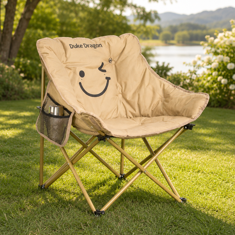 Silla de camping plegable con respaldo, cojín y diseño portátil, ofrece confort total en el exterior.