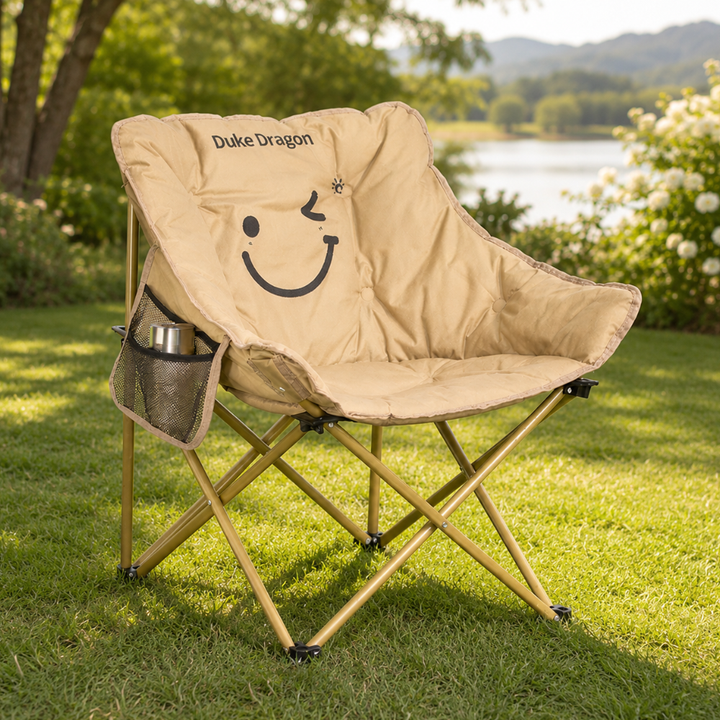 Silla de camping plegable con respaldo, cojín y diseño portátil, ofrece confort total en el exterior.
