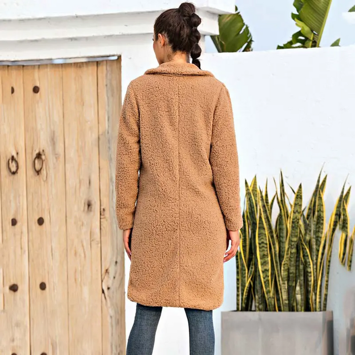 Ropa exterior femenina: abrigo largo de teddy negro, versátil y protector para el frío.