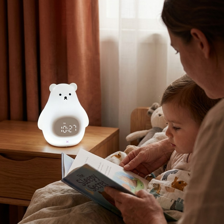 Reloj despertador digital LED en forma de oso polar, perfecto para decoración y luz de noche infantil.