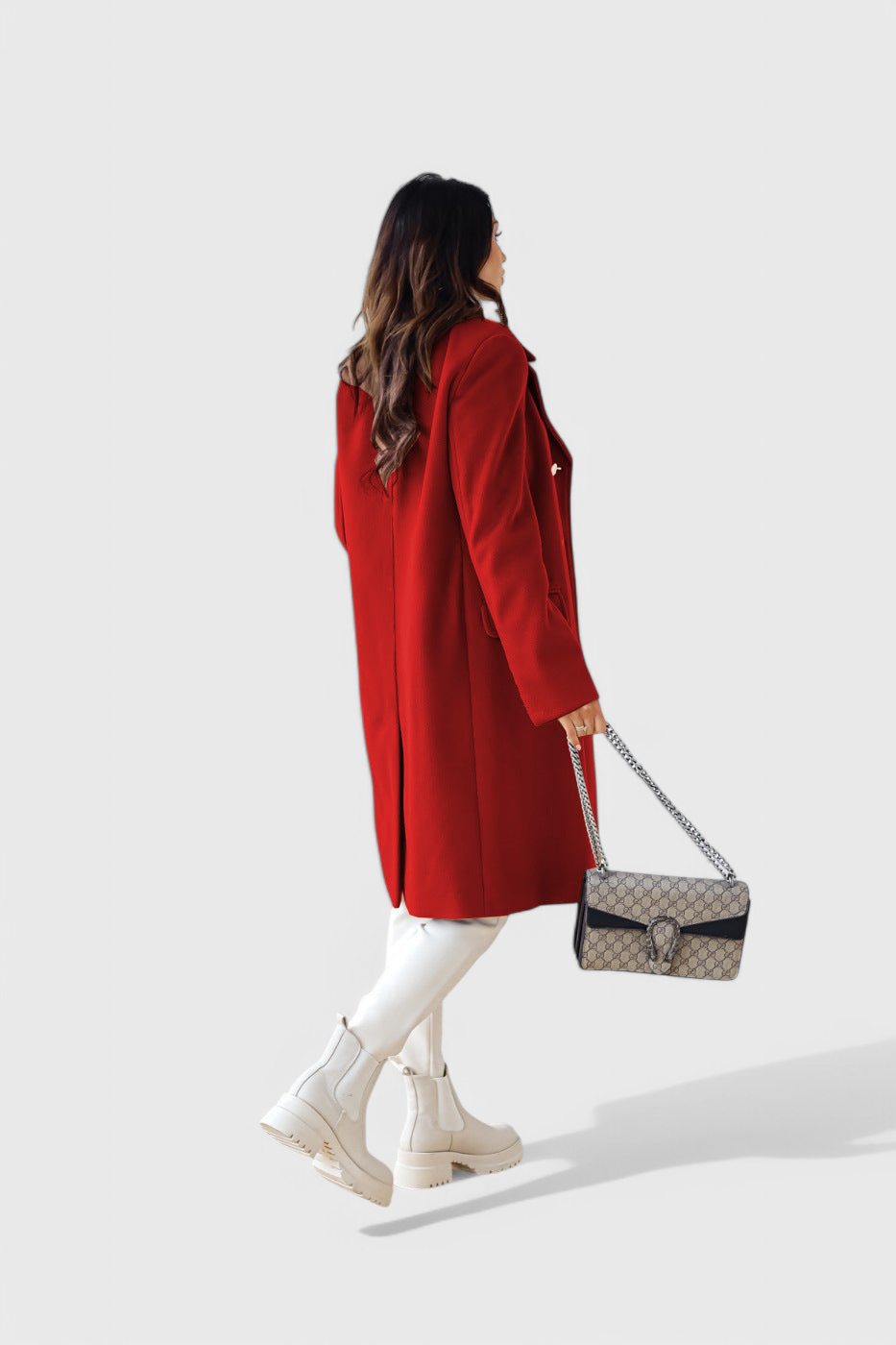 Elegante abrigo de lana para mujer con doble botonadura. Moda clásica de invierno, perfecta para vestir.