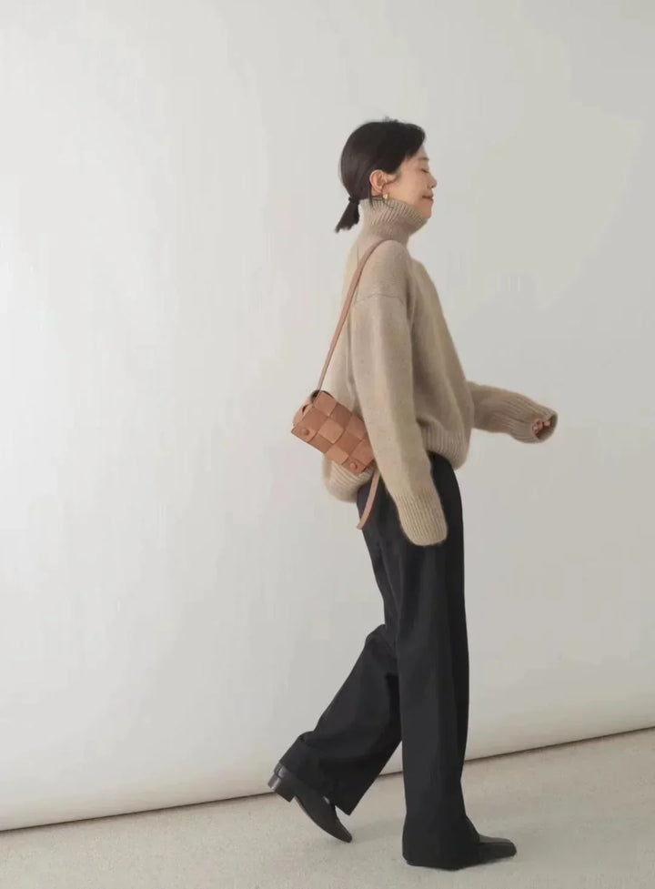 Elegante jersey de cachemir de mujer, cuello alto y corte atemporal, un básico de moda.