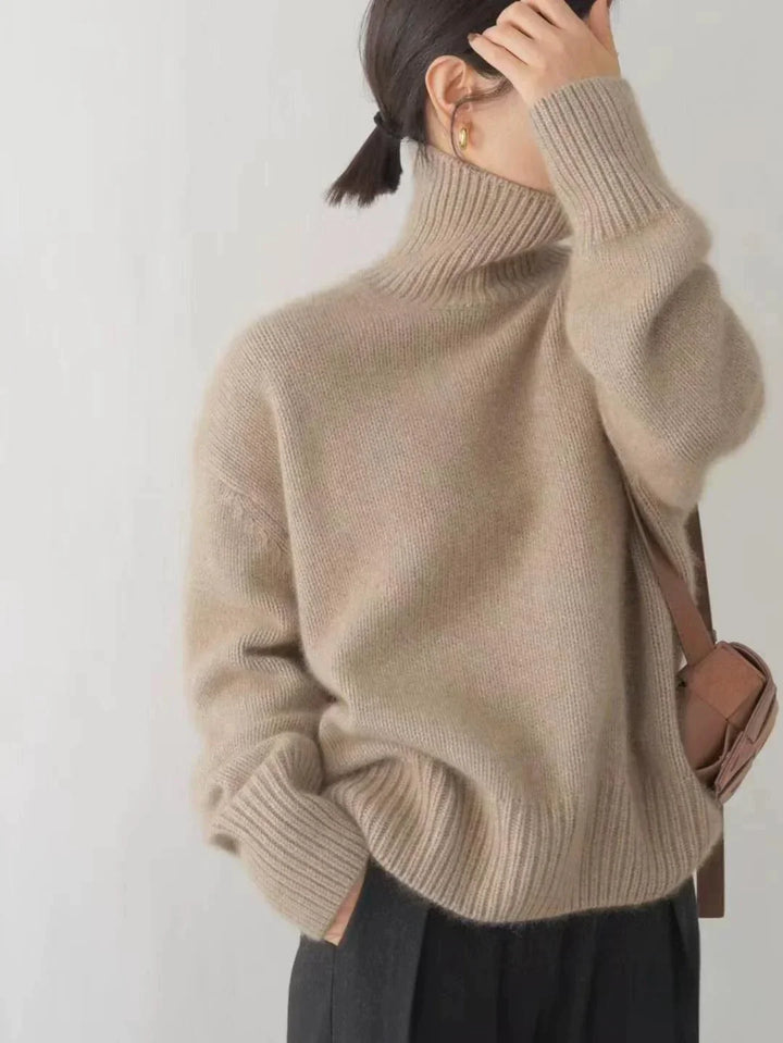 Suéter de cachemir de mujer, cuello alto, estilo atemporal, ideal para looks de invierno.