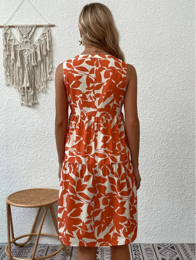 Hermoso vestido corto floral para mujer con diseño vibrante, estilo fresco de verano.