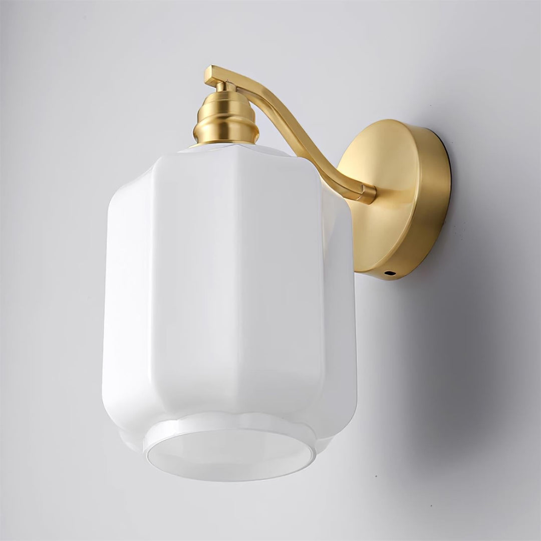 Aplique de pared fácil de instalar. Lámpara enchufable de latón y vidrio para decoración instantánea.