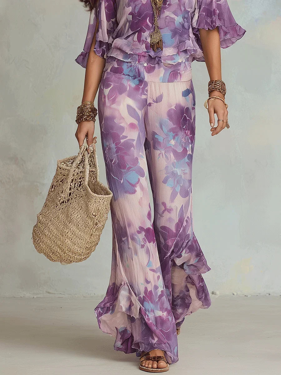 Elegante conjunto floral boho para mujer con top de volantes. Pantalón acampanado, ropa casual violeta de verano.