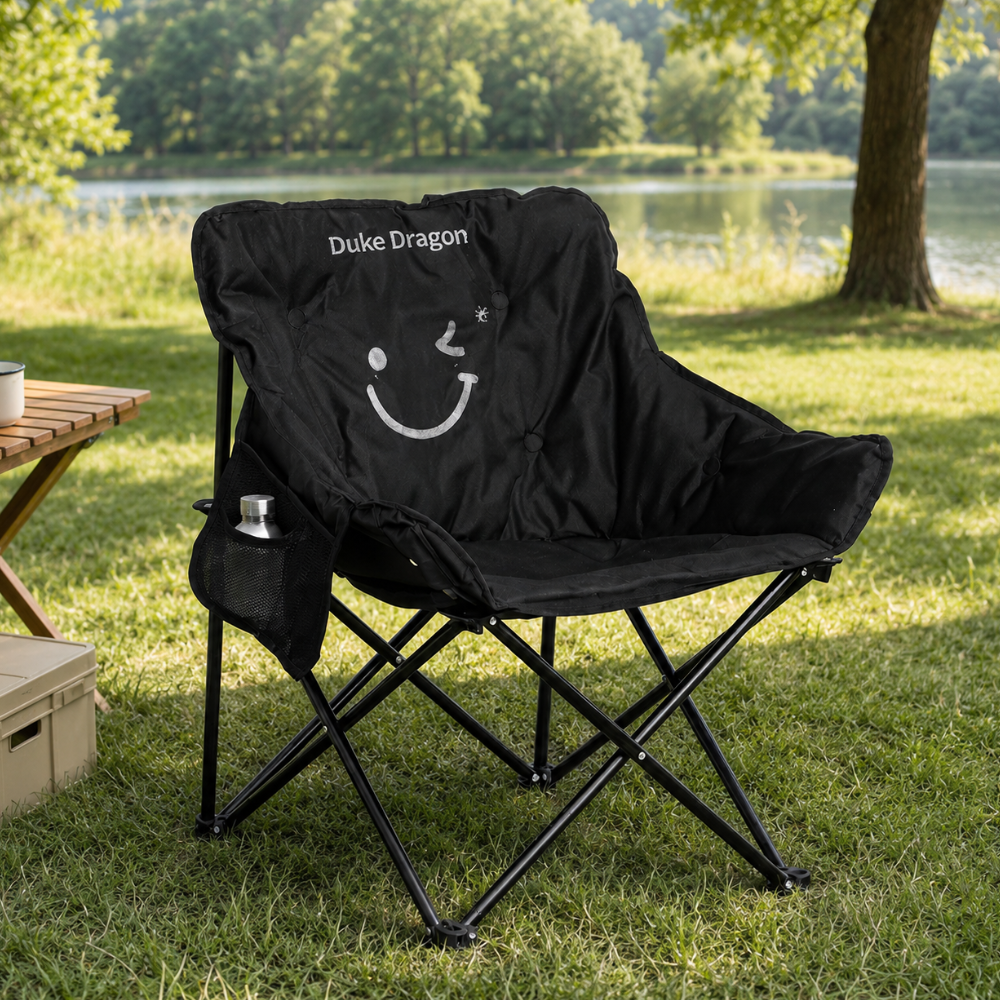 Silla de camping plegable con respaldo y cojín, ideal para confort exterior en jardín o playa.