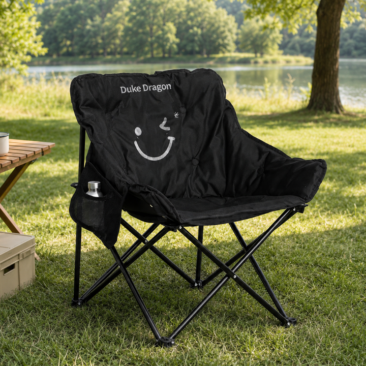 Silla de camping plegable con respaldo y cojín, ideal para confort exterior en jardín o playa.