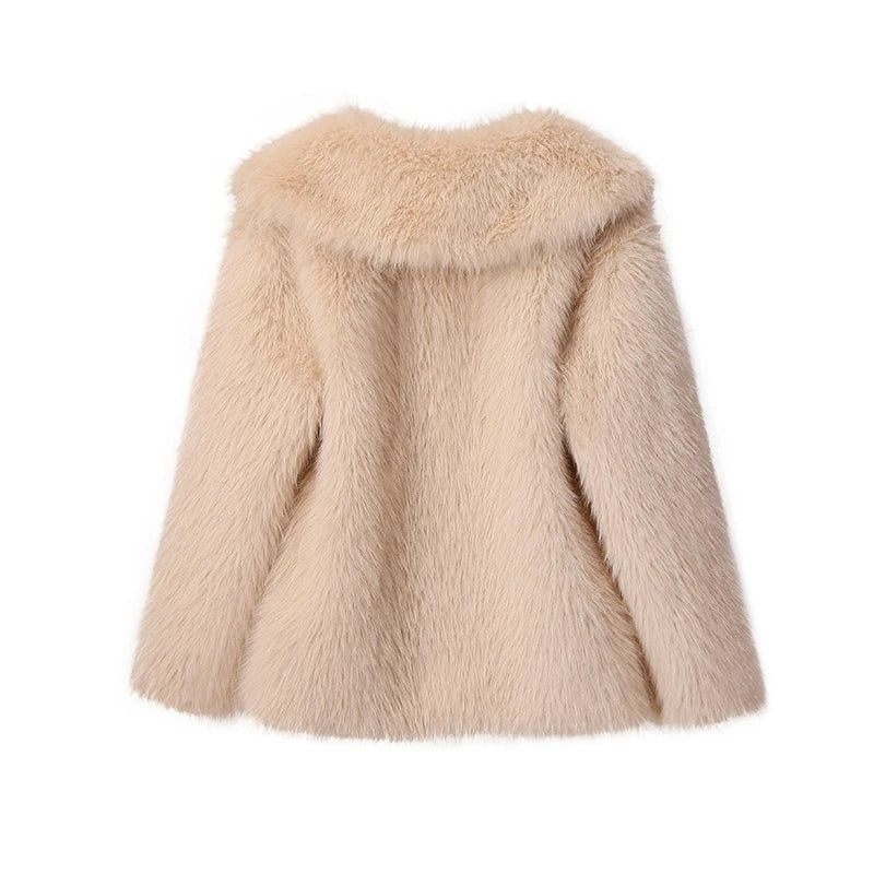 Abrigo de mujer, cuello alto. Calidez y moda femenina de lujo para invierno.
