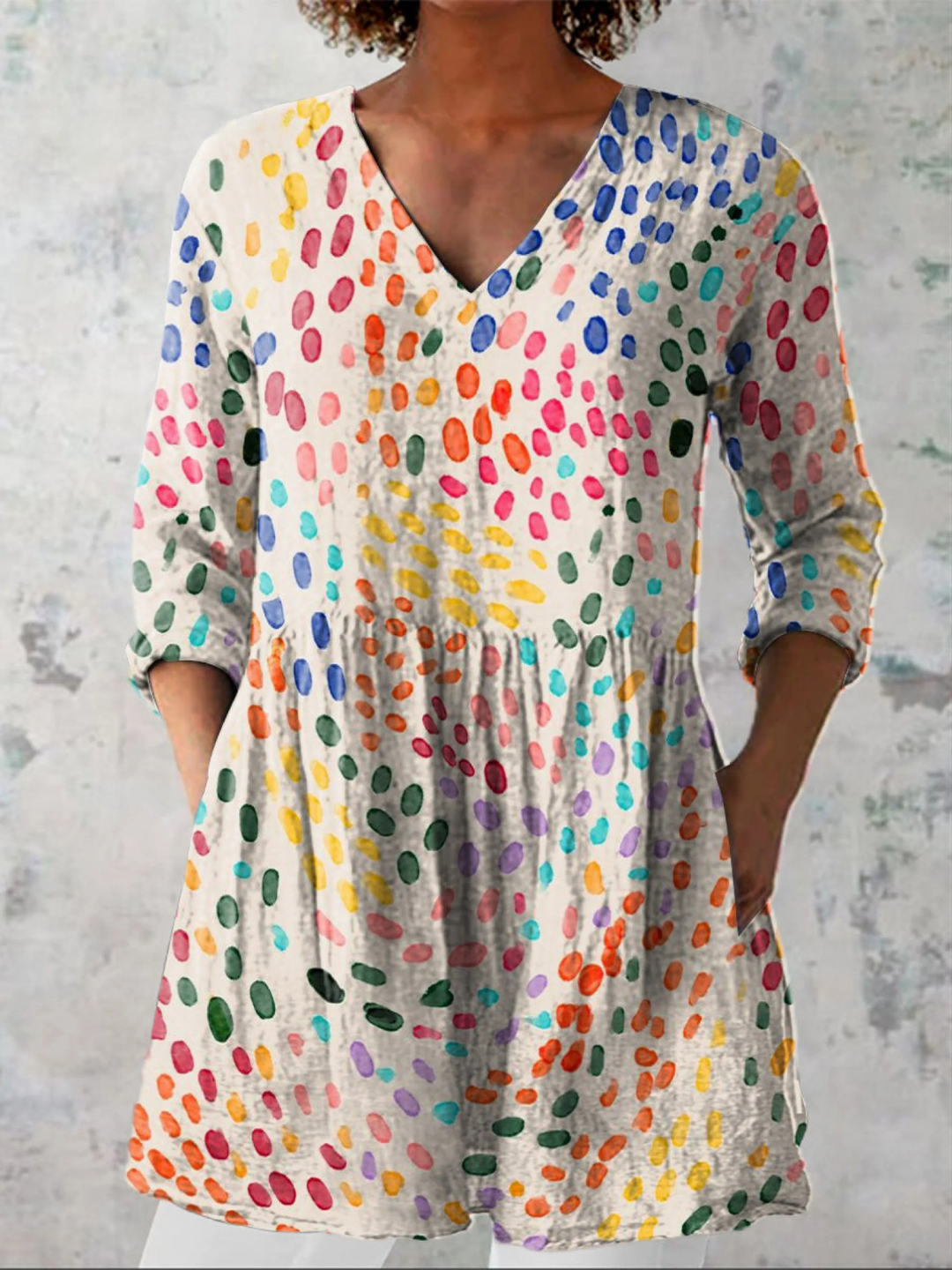 Camisa larga vintage de mujer con cuello V floral, estampada, fluida y ligera. Perfecta para verano casual.