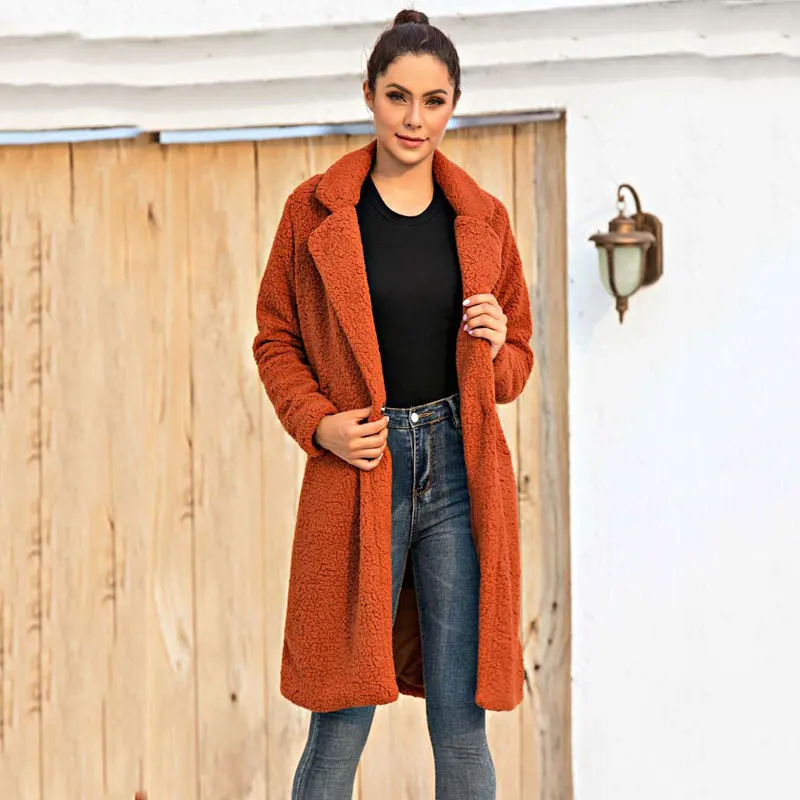 Abrigo de invierno de teddy para mujer, textura suave, estilo contemporáneo y acogedor.