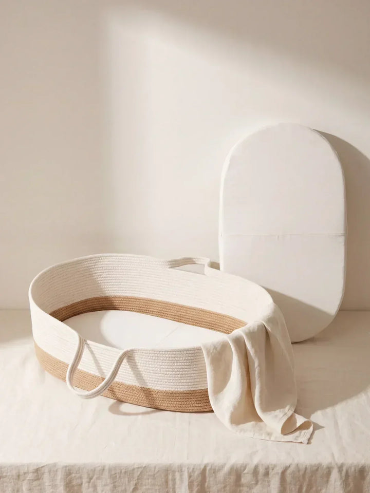 Organizador cambiador de algodón tejido caramel chiné/ecru, diseño ovalado y muy funcional.