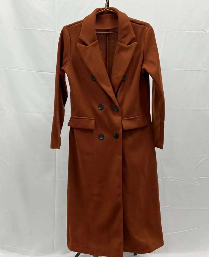 Abrigo elegante de mujer con doble botonadura, silueta estilizada, perfecto para la oficina.