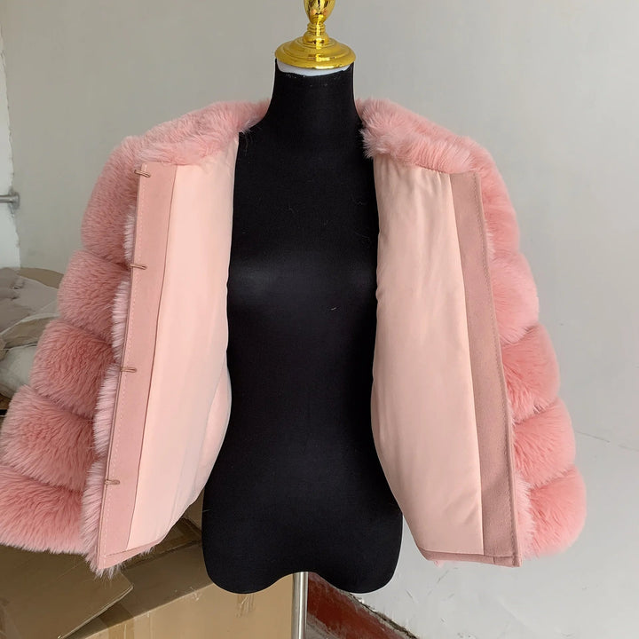 Abrigo de invierno de lujo para mujer, capas elegantes que ofrecen calidez y moda.