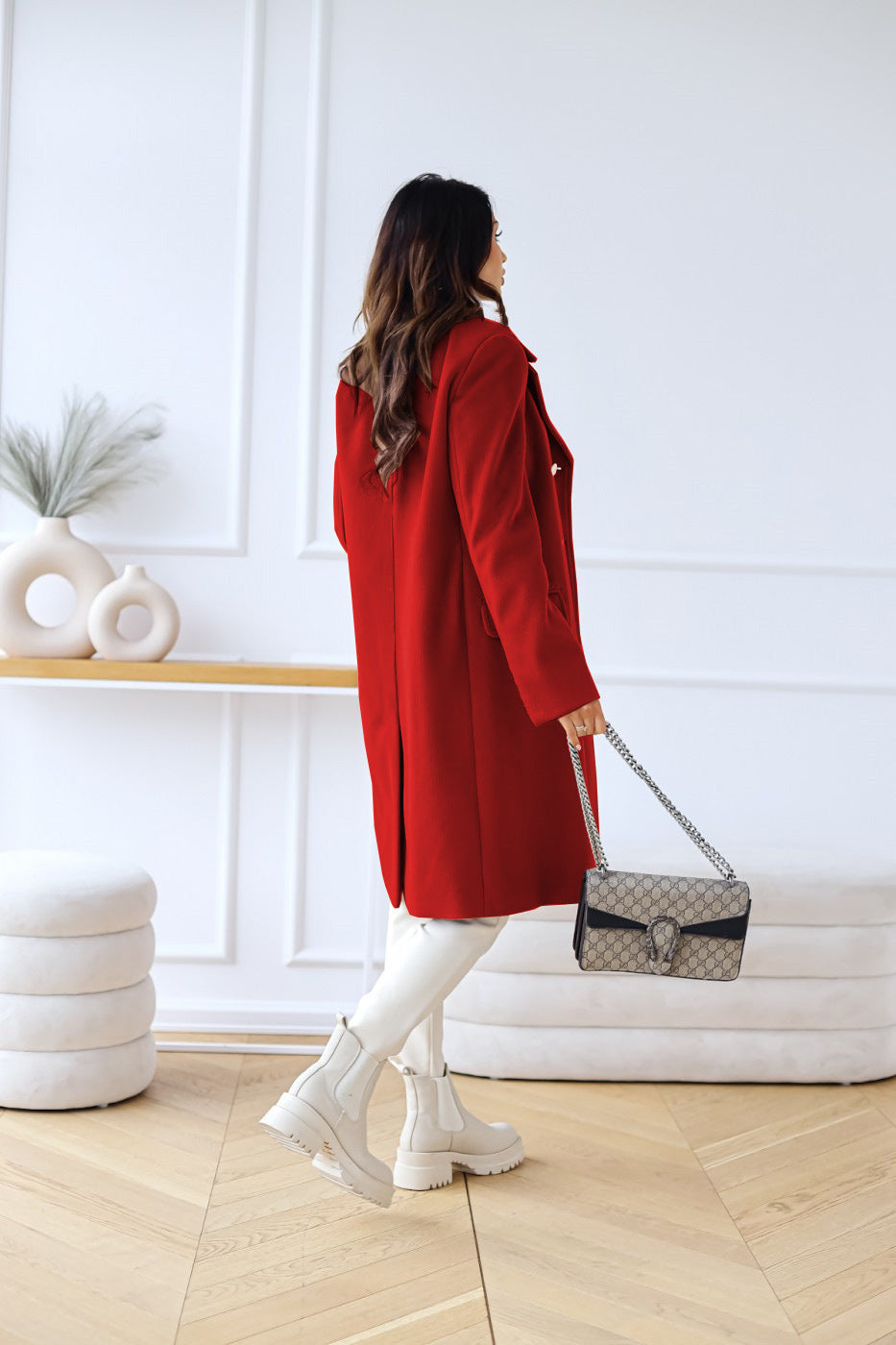 Abrigo femenino de invierno en RosaViento, elegante y versátil para ella.