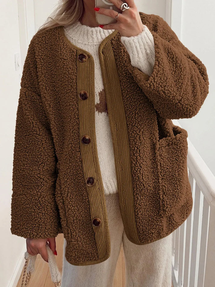 Abrigo borreguito bicolor para mujer, estilo moderno y muy cómodo, con bolsillos.