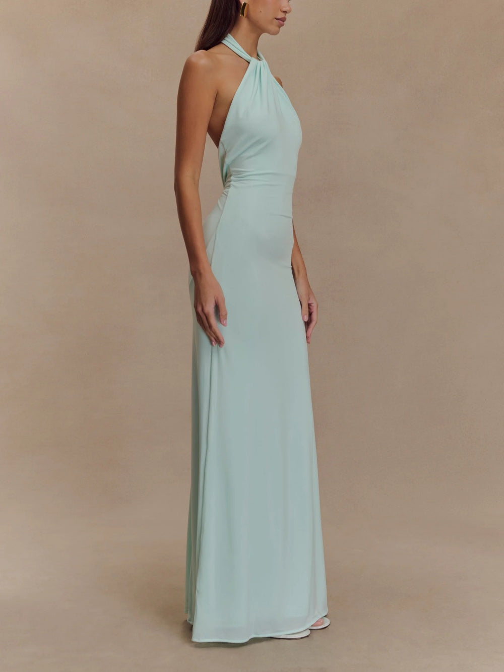 Vestido de mujer largo con cuello halter, silueta entallada y sexy espalda descubierta. Ideal para ropa de fiesta.
