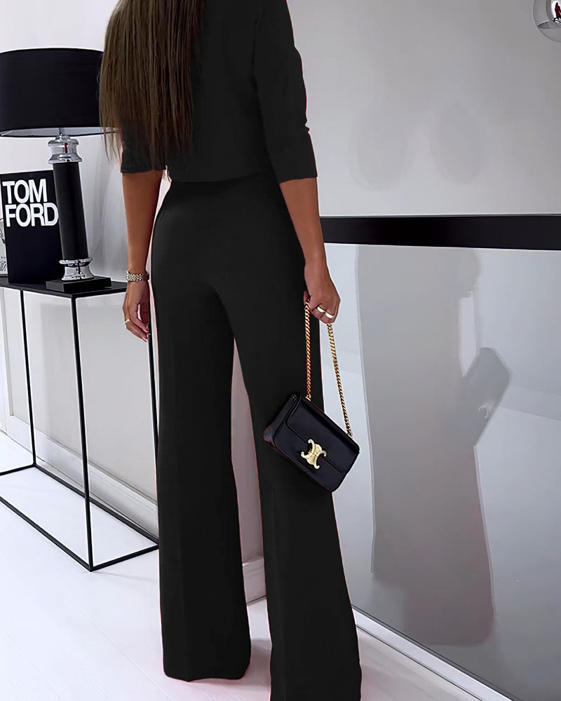 Look oficina sofisticado: Conjunto dos piezas blanco con blusa elegante y pantalón ancho fluido. [[lstfy-media:3]]