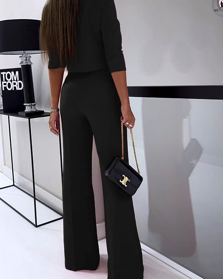 Look oficina sofisticado: Conjunto dos piezas blanco con blusa elegante y pantalón ancho fluido. [[lstfy-media:3]]