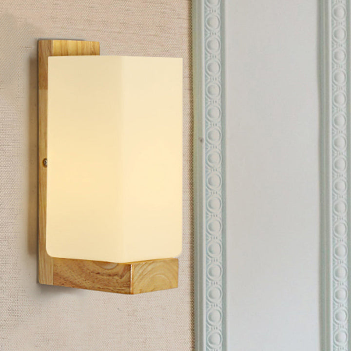 Moderna lámpara de pared cuadrada de madera y vidrio, perfecta para iluminación decorativa en hoteles y hogares.