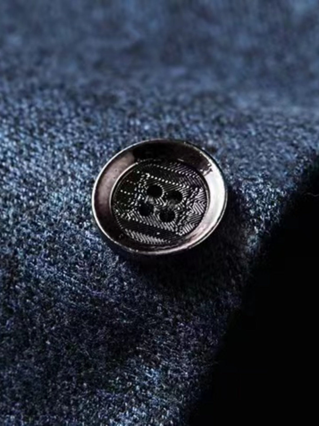 Elegante blazer azul marino entallado para hombre. Estilo moderno, perfecto para eventos formales o casual smart.
