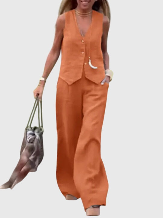 Mujer en conjunto de pantalón fluido y chaleco. Estilo chic de moda femenina, perfecto para primavera.