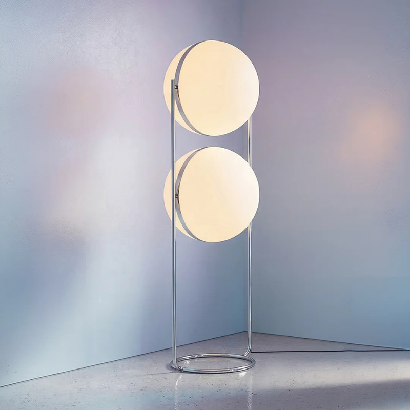 Lámpara de pie con presencia, diseño moderno que define el espacio del salón.
