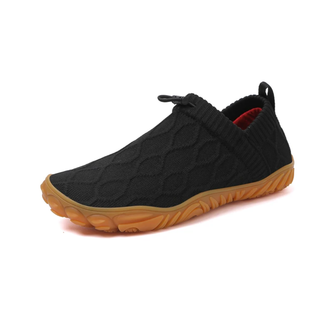 Detalle de zapatilla barefoot de senderismo. Suela antideslizante de gran agarre y puntera ancha para calzado outdoor unisex.