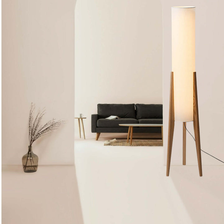 Lámpara de pie clásica de madera, perfecta para crear una atmósfera acogedora en su hogar.