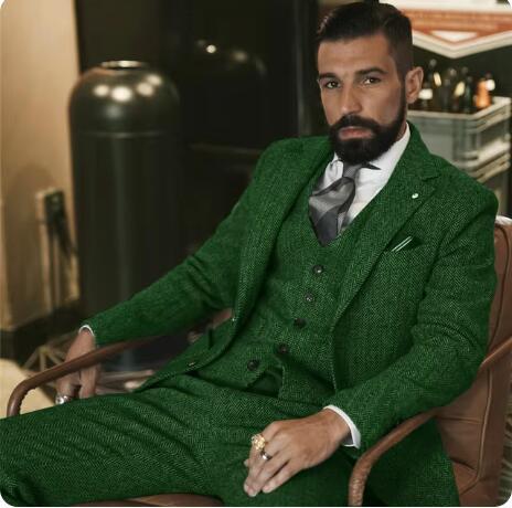 Chaleco de traje para hombre, parte de un conjunto tres piezas slim fit con diseño de espiga. Moda británica.