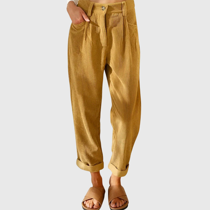 Modelo de pantalón de mujer Hortensia, destacando su corte moderno y estilo versátil para otoño-invierno.