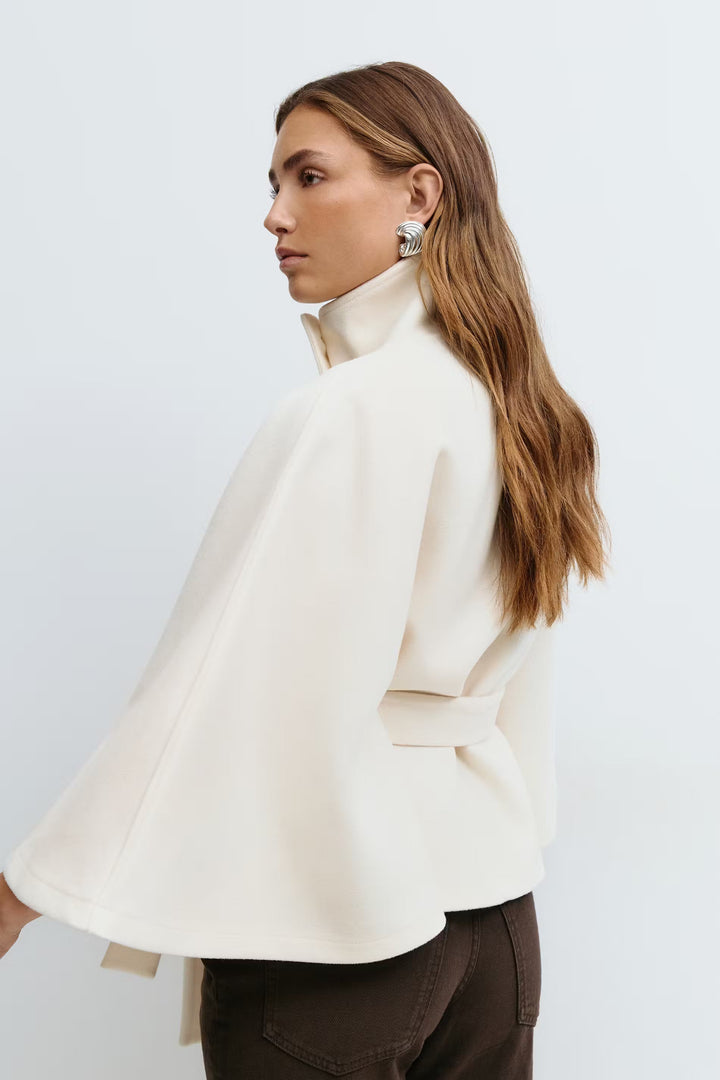 Capa chaqueta para mujer, diseño sofisticado con cuello alto. Perfecta para looks de invierno.